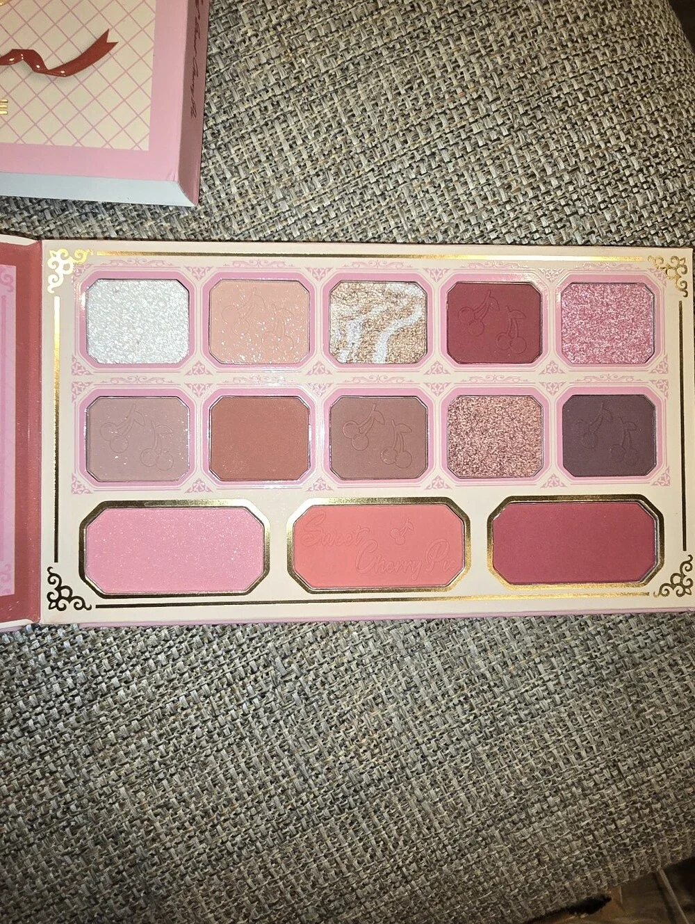 Sweet Cherry Pie 26-Color Eyeshadow Palette - Pink